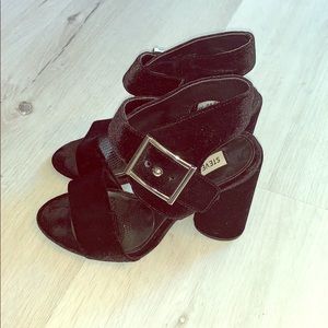 Steve Madden Cylindrical Heeled Velvet Shoes